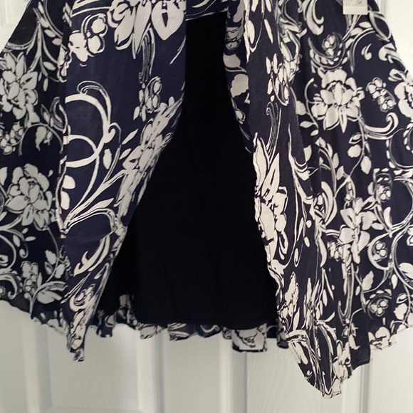 ⭐️ Host Pick ⭐️ NWT - Navy/White Floral A Line Skirt - Picture 6 of 10